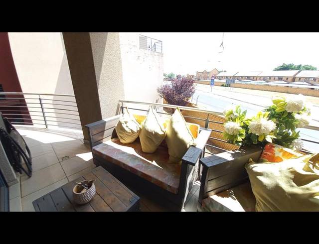 2 BEDROOM APARTMENT FOR SALE IN ROOIHUISKRAAL NORTH